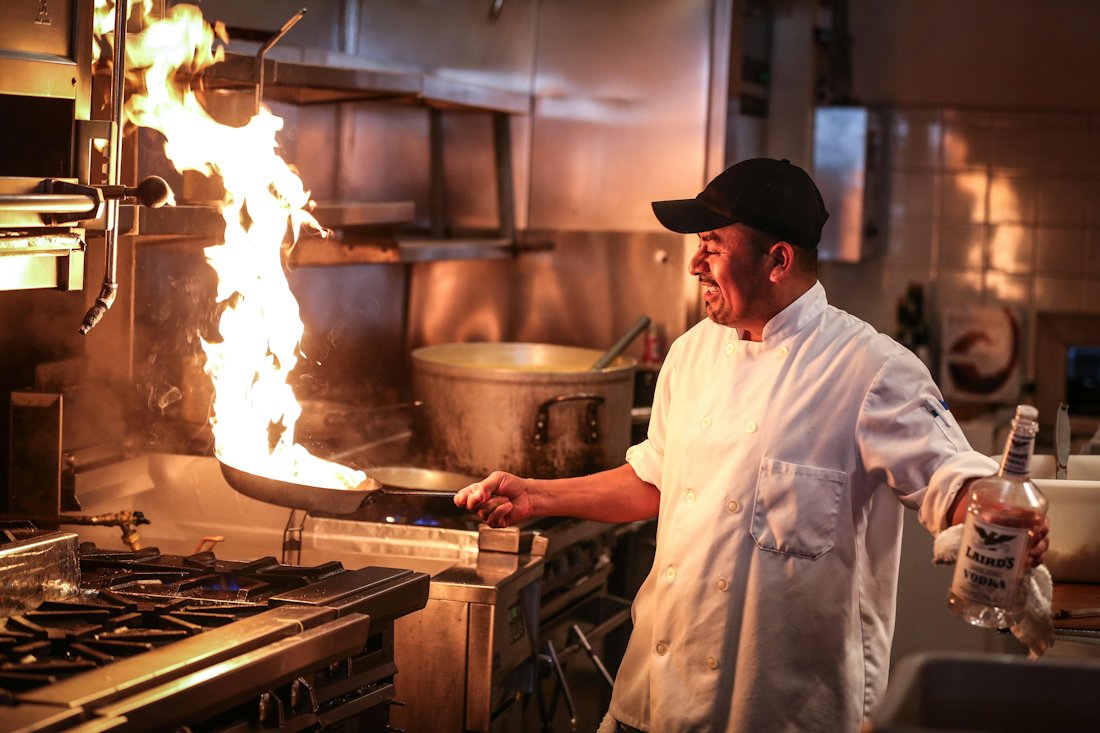 Cuisinier devant le feu