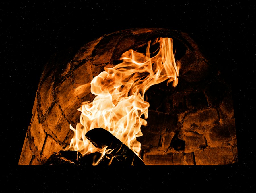 Flammes dans le four à bois