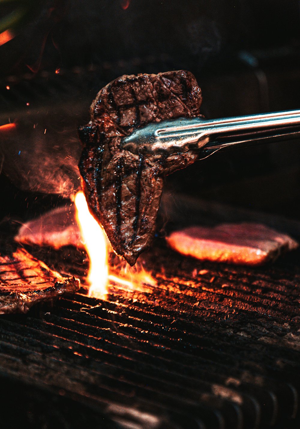 Viande sur la grille au-dessus des braises