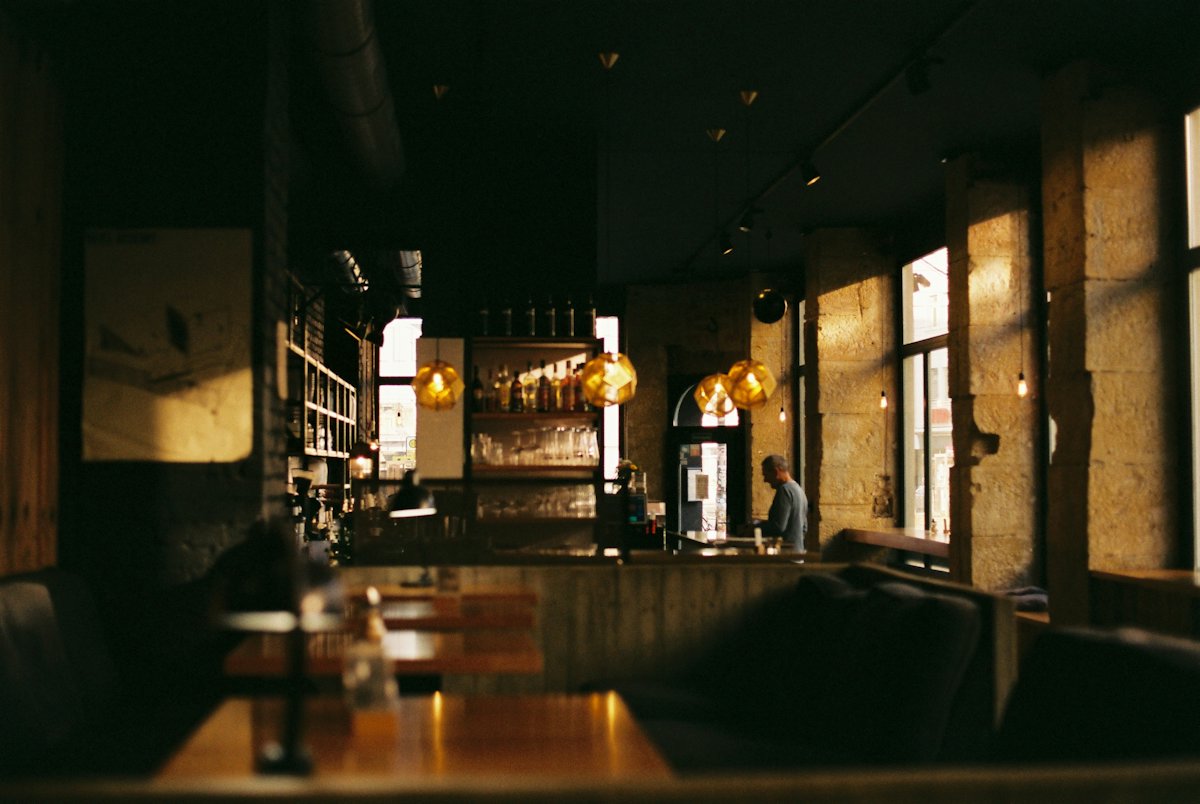 La salle du restaurant le soir