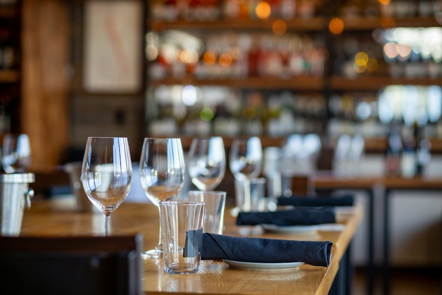 Table dressée avec du vin